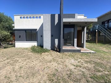 Casa de 3 ambientes a estrenar en lote compartido frente a la playa de Nueva Atlantis