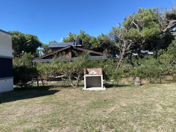 Casa de 3 ambientes a estrenar en lote compartido frente a la playa de Nueva Atlantis