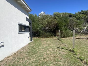 Casa de 3 ambientes a estrenar en lote compartido frente a la playa de Nueva Atlantis