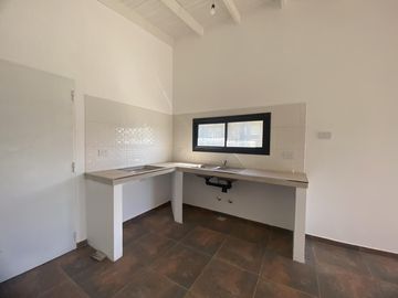 Casa de 3 ambientes a estrenar en lote compartido frente a la playa de Nueva Atlantis