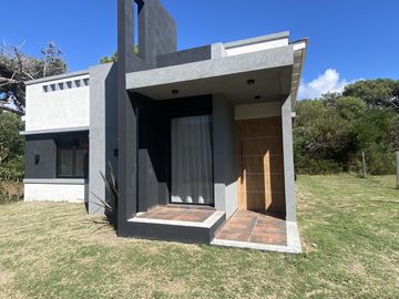 Casa de 3 ambientes a estrenar en lote compartido frente a la playa de Nueva Atlantis