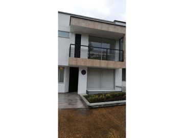 RENTA CASA CONJUNTO CERRADO PINARES