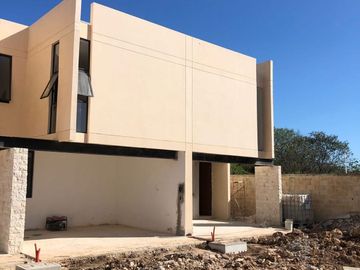 Casa venta en Merida con alberca en Privada Maruva Santa Rita Cholul Yucatan