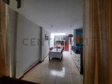 Vendo casa de 2 pisos en excelente ubicación – cerca al mercado Santa Rosa