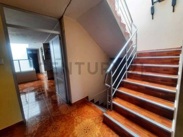 Vendo casa de 2 pisos en excelente ubicación – cerca al mercado Santa Rosa