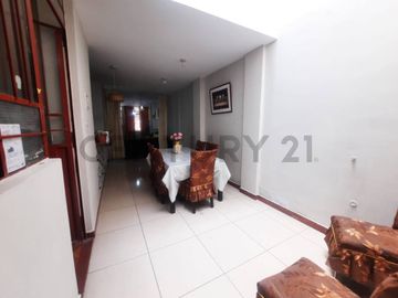 Vendo casa de 2 pisos en excelente ubicación – cerca al mercado Santa Rosa