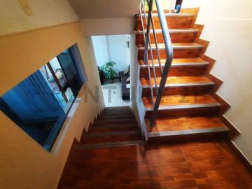 Vendo casa de 2 pisos en excelente ubicación – cerca al mercado Santa Rosa