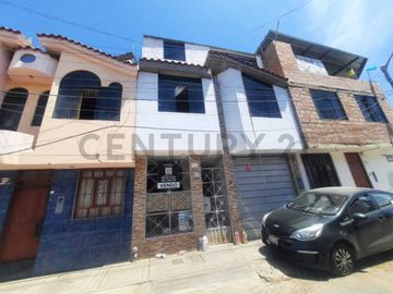 Vendo casa de 2 pisos en excelente ubicación – cerca al mercado Santa Rosa