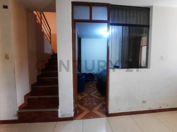 Vendo casa de 2 pisos en excelente ubicación – cerca al mercado Santa Rosa