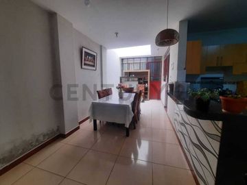 Vendo casa de 2 pisos en excelente ubicación – cerca al mercado Santa Rosa