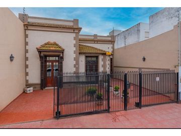Casa de estilo, inmejorable estado, totalmente reciclada.
