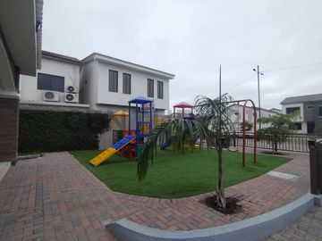 Venta Casa 4 Dorm. en Urb. Costalmar II, Vía a la Costa H.Cho