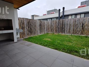 Duplex en Housing de Miradores, totalmente central!