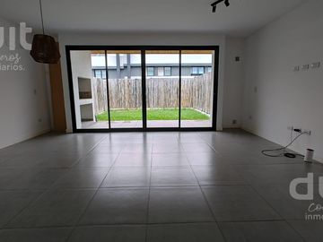 Duplex en Housing de Miradores, totalmente central!