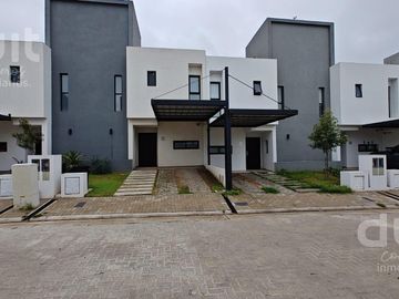 Duplex en Housing de Miradores, totalmente central!