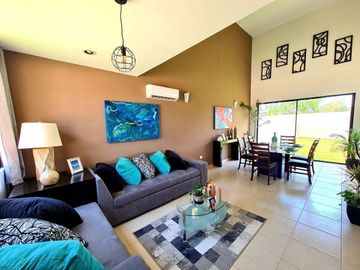 ¡Doble Altura! Casa en Venta en Privada Residencial al Norte de Mérida