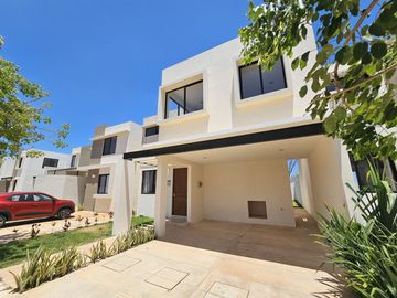 ¡Doble Altura! Casa en Venta en Privada Residencial al Norte de Mérida