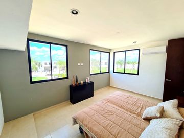 ¡Doble Altura! Casa en Venta en Privada Residencial al Norte de Mérida