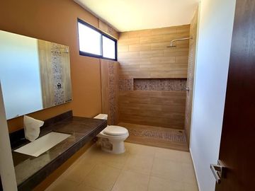 ¡Doble Altura! Casa en Venta en Privada Residencial al Norte de Mérida