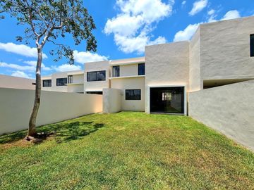 ¡Doble Altura! Casa en Venta en Privada Residencial al Norte de Mérida