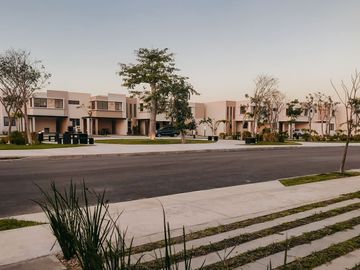 ¡Doble Altura! Casa en Venta en Privada Residencial al Norte de Mérida