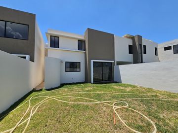 ¡Doble Altura! Casa en Venta en Privada Residencial al Norte de Mérida