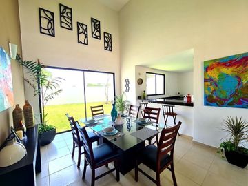 ¡Doble Altura! Casa en Venta en Privada Residencial al Norte de Mérida