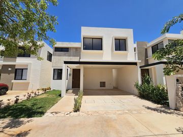 ¡Doble Altura! Casa en Venta en Privada Residencial al Norte de Mérida