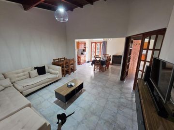 CASA 3 AMBIENTES CON FONDO LIBRE Y GARAGE