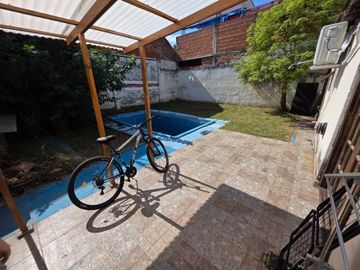 CASA 3 AMBIENTES CON FONDO LIBRE Y GARAGE
