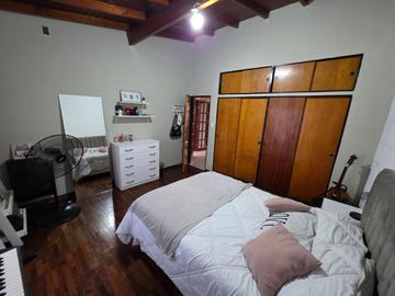 CASA 3 AMBIENTES CON FONDO LIBRE Y GARAGE