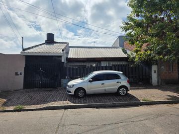 CASA 3 AMBIENTES CON FONDO LIBRE Y GARAGE