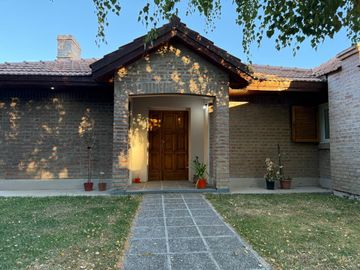 Casa en  Barrio Jardines del Rey Neuquén