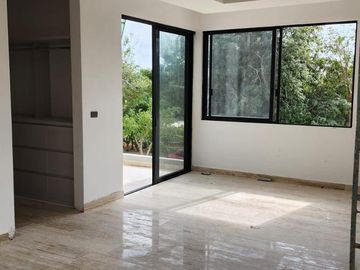 Casa de 4 recámaras en venta dentro de privada con amenidades al Norte de Mérida