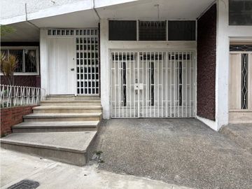 VENTA DE AMPLIA CASA MULTIFAMILIAR LAURELES CERCA EXITO LAURELES
