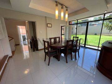 En venta casa dentro de urbanización. Sector Cumbayá