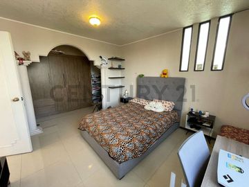 En venta casa dentro de urbanización. Sector Cumbayá