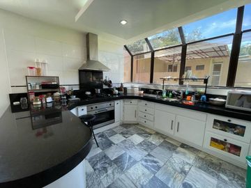 En venta casa dentro de urbanización. Sector Cumbayá