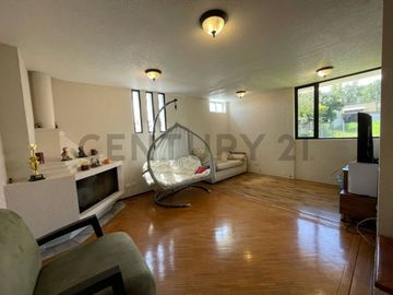En venta casa dentro de urbanización. Sector Cumbayá