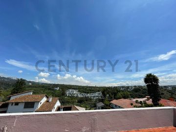 En venta casa dentro de urbanización. Sector Cumbayá