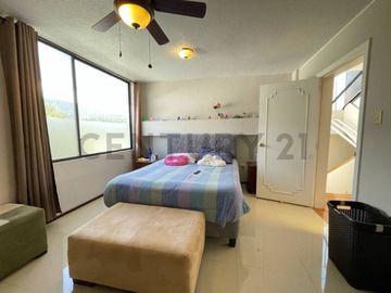 En venta casa dentro de urbanización. Sector Cumbayá