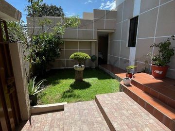 En venta casa dentro de urbanización. Sector Cumbayá