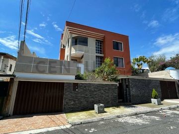 En venta casa dentro de urbanización. Sector Cumbayá