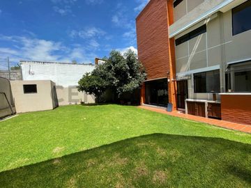 En venta casa dentro de urbanización. Sector Cumbayá