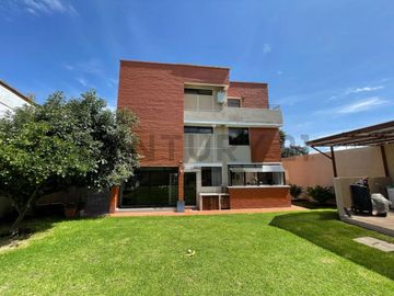 En venta casa dentro de urbanización. Sector Cumbayá
