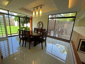 En venta casa dentro de urbanización. Sector Cumbayá