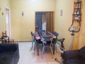 VENTA CASA 3 AMB. CON JARDIN Y COCHERA