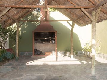 VENTA CASA 3 AMB. CON JARDIN Y COCHERA