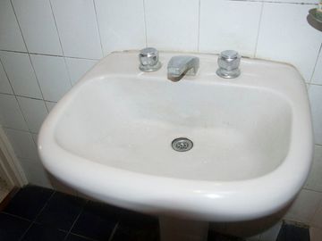 VENTA CASA 3 AMB. CON JARDIN Y COCHERA