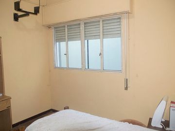 VENTA CASA 3 AMB. CON JARDIN Y COCHERA